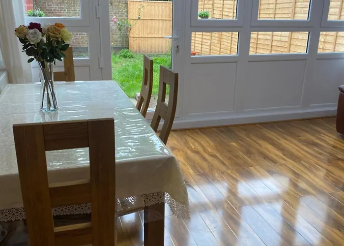 Luxury 3 Bedroom Flat With Garden